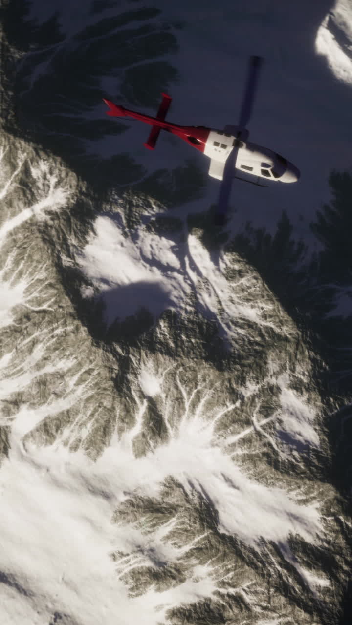 вертолет, летящий над заснеженными горами