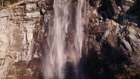 Imágenes-Aéreas-De-Drones-Levantando-Una-Impresionante-Cascada-Con-Hermosos-Reflejos-De-Arco-Iris-En-Fallbach-En-Grindelwald-En-Los-Alpes-Suizos