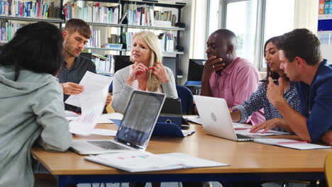 Gruppe-älterer-College-Studenten,-Die-An-Einem-Projekt-Zusammenarbeiten