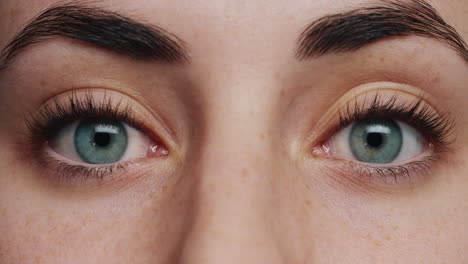 cerrar macro ojos azules abriendo la belleza humana natural