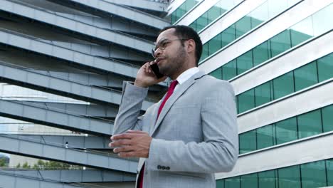 Hombre-De-Negocios-Serio-Hablando-Por-Teléfono-Inteligente