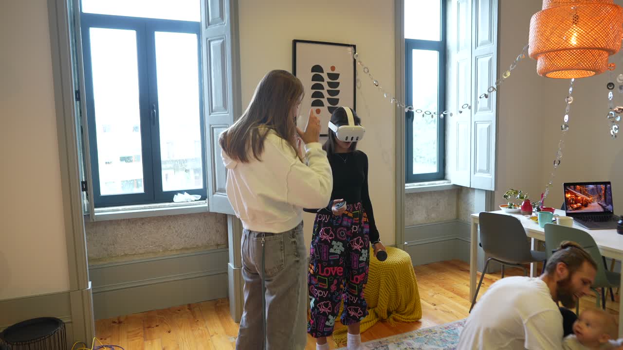 젊은 여성들이 가상 현실을 경험하고 있습니다.