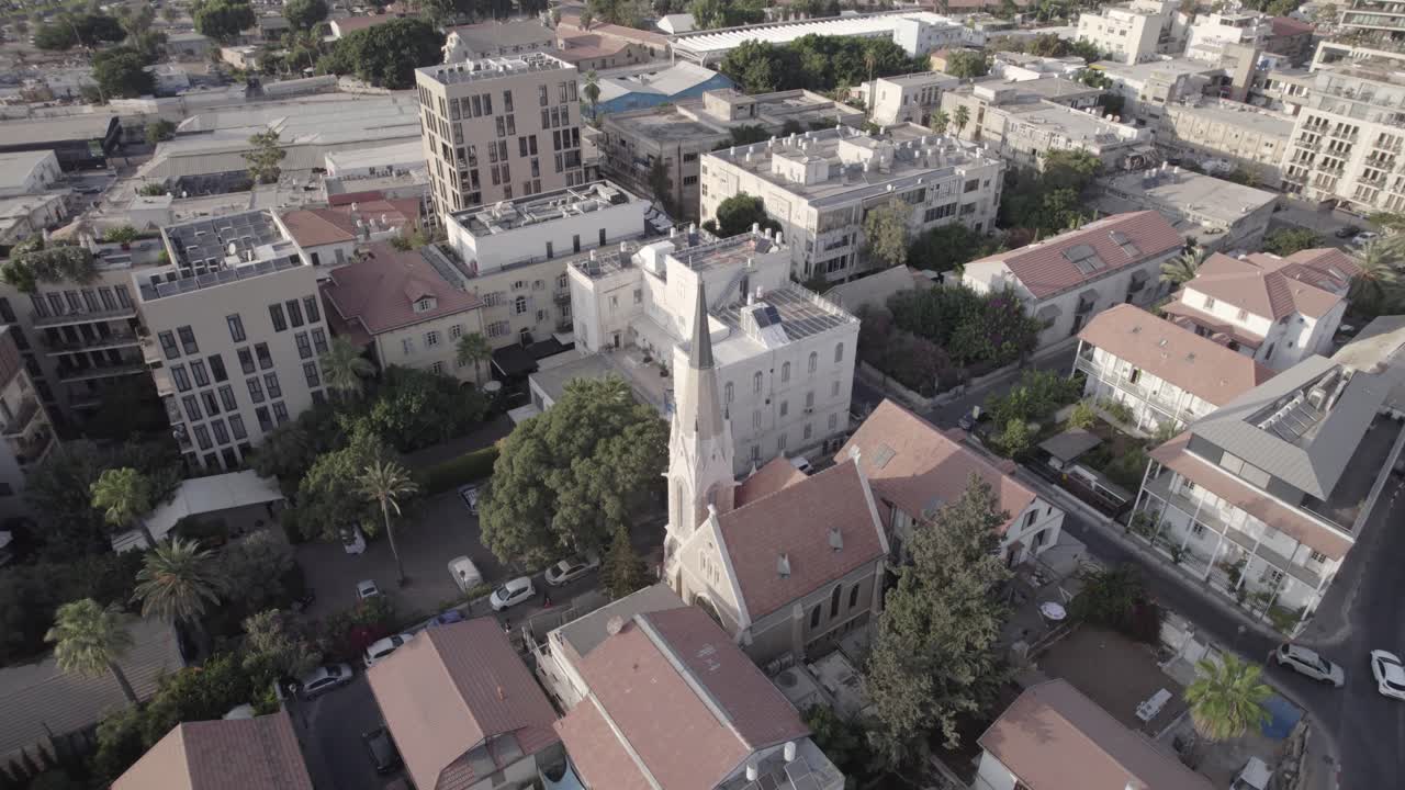 drone volando sobre la iglesia en tel aviv