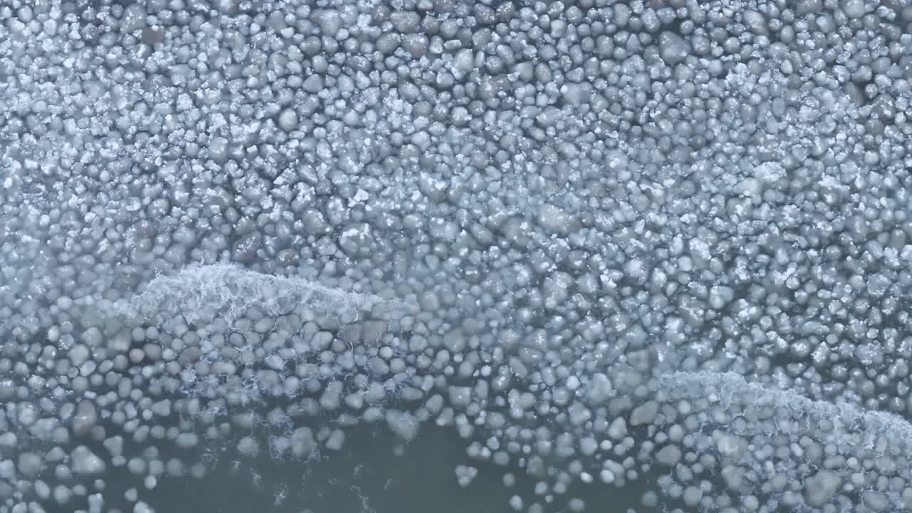 얼어붙은 호수의 클로즈업으로 얼음 패턴과 표면 아래에 힌 거품, 시원하고 조용합니다.