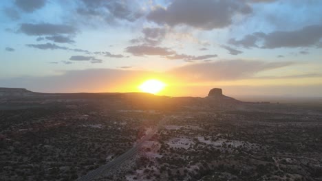 vista aérea de uma estrada que leva a monument valley, arizona, eua, em abril