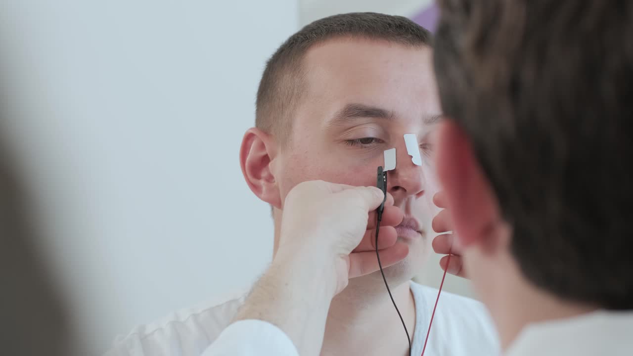 pruebas de nervios del paciente utilizando electromiografía en el centro médico