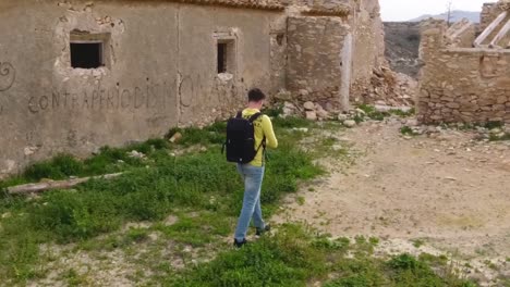 joven explorando ruinas antiguas y tomando fotos en cámara lenta