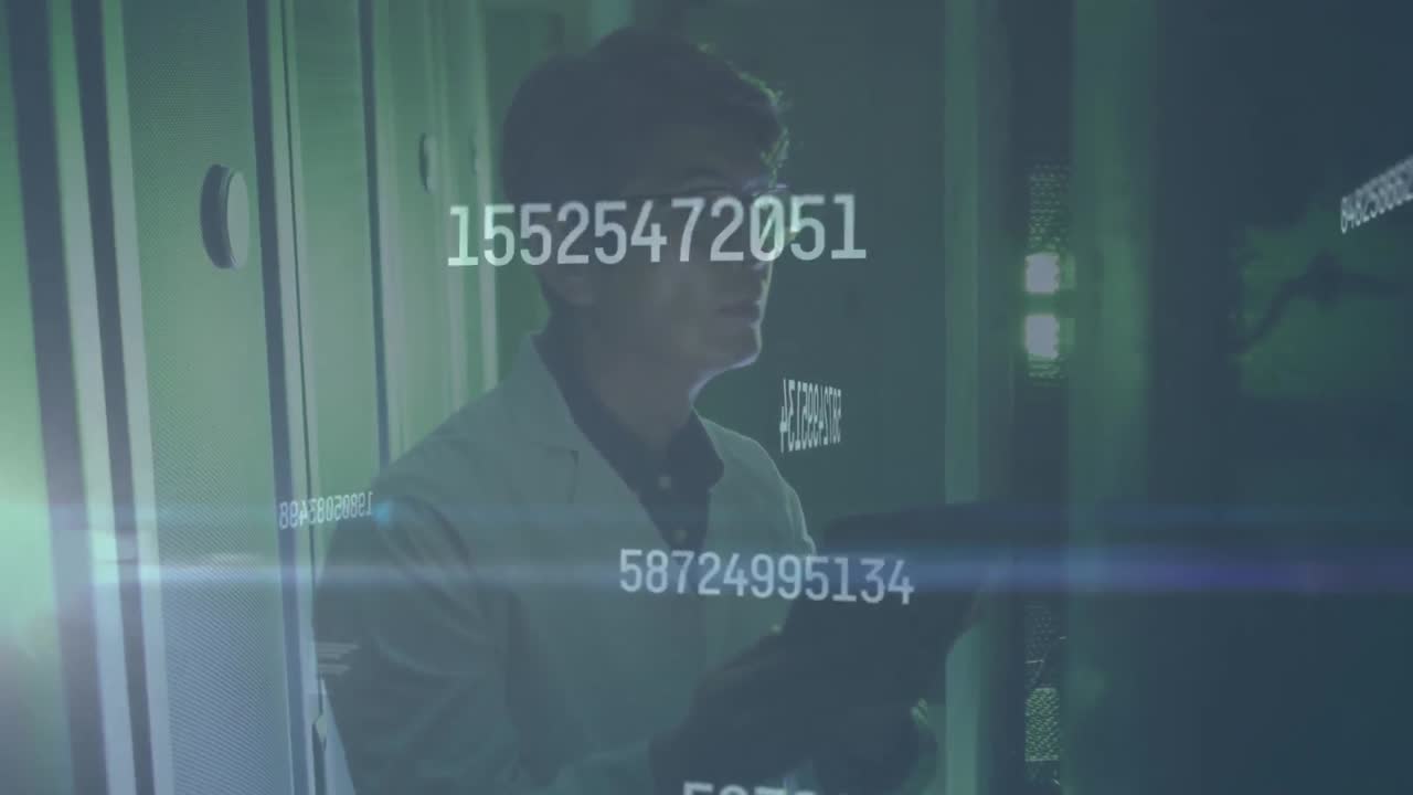 animación de números cambiantes sobre ingeniero masculino asiático con tableta digital trabajando en la sala de servidores.