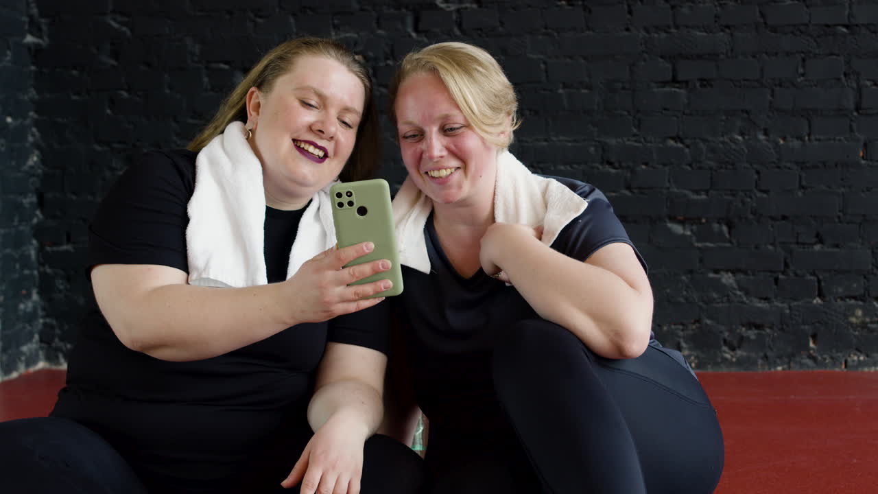 mujeres viendo videos en el interior