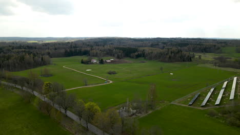 Drones-Volando-Sobre-Paneles-Solares---Sostenibilidad-Y-Energía-Renovable-En-El-Paisaje-Rural-Con-árboles-Forestales