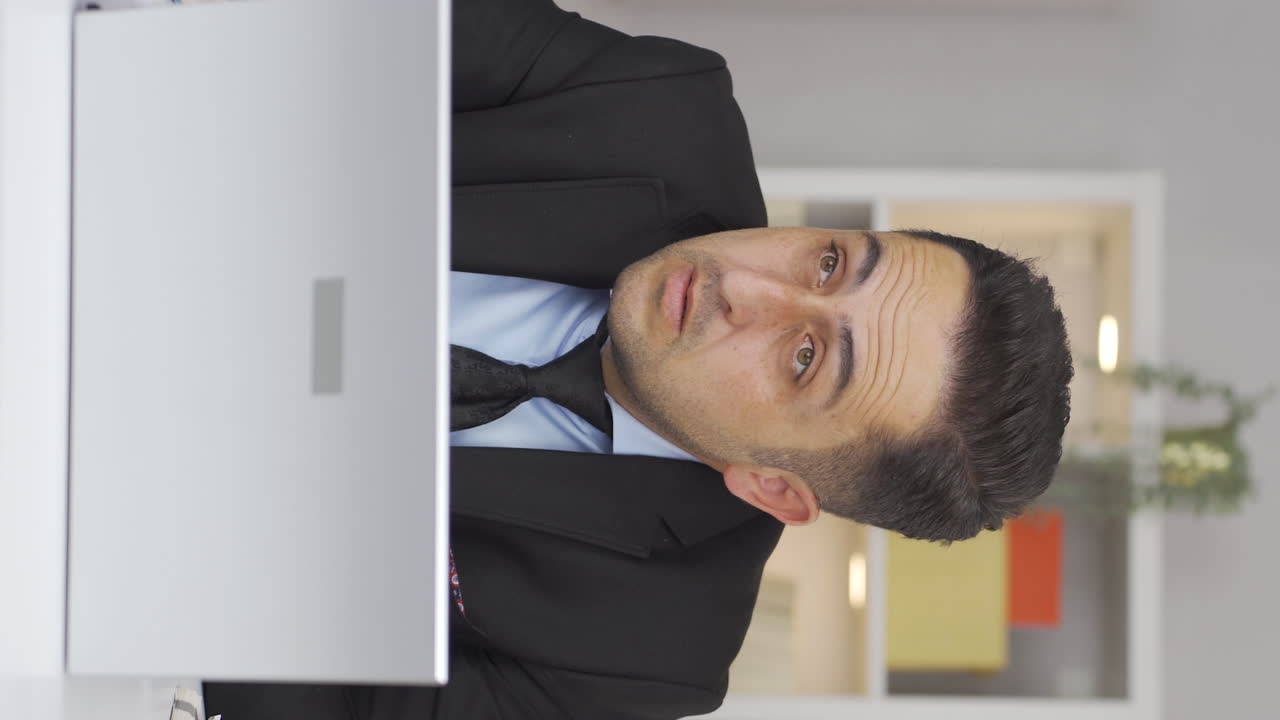 video vertical de un trabajador de oficina en casa hombre tiene dolor en los ojos.