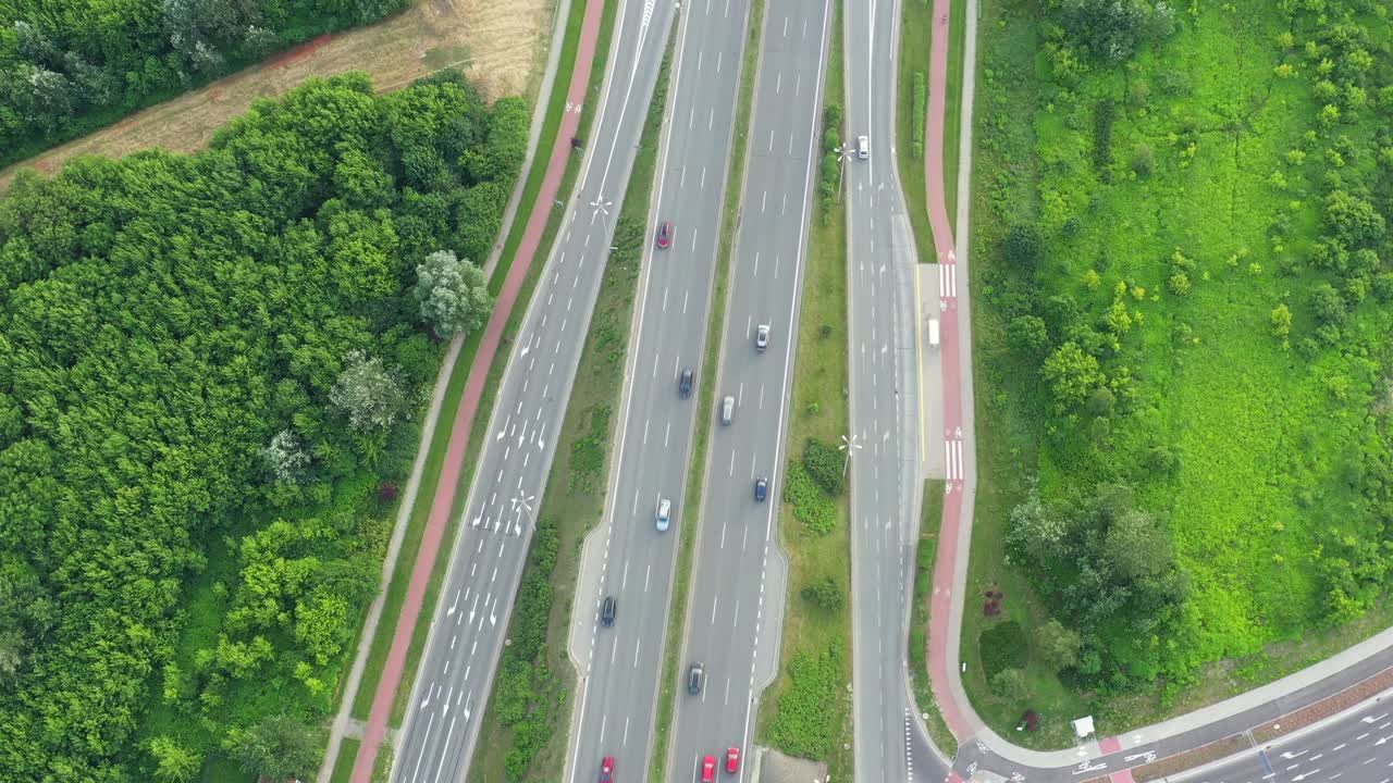 교통 i가 있는 고속도로 교차로의 조감도