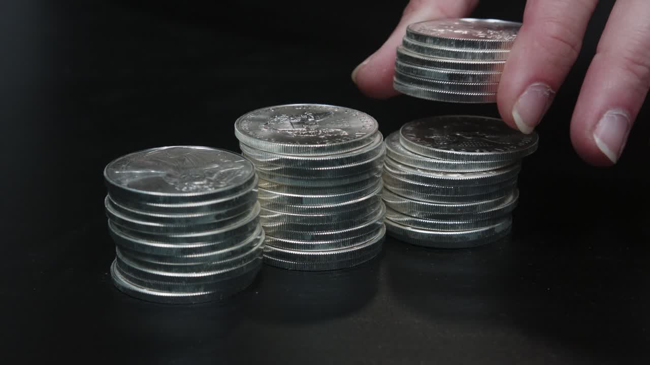 monedas de plata apiladas a mano