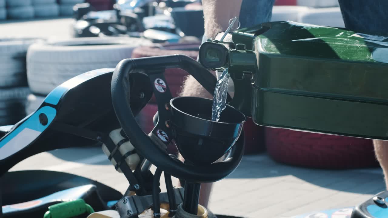 메카닉 고 카트 레이싱 서비스는 크에 연료를 습니다.