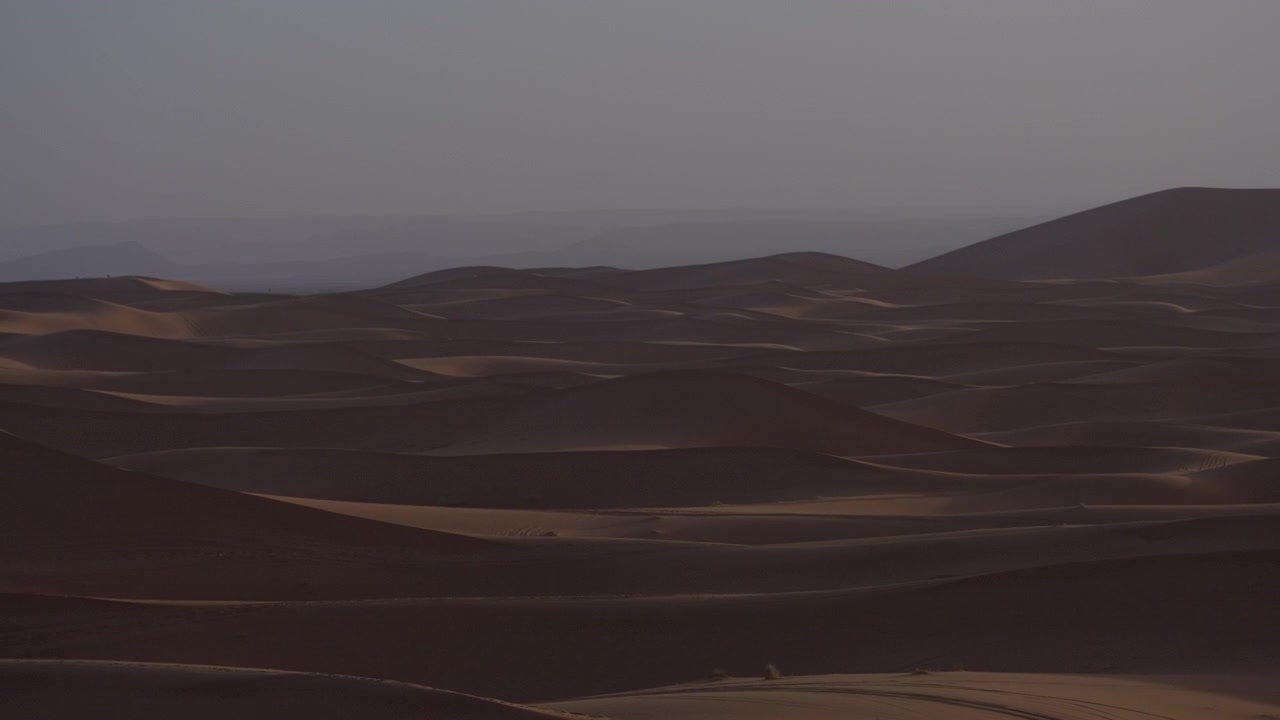 Video epico di dune di sabbia nel vasto deserto del Sahara, filmato con un teleobiettivo