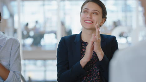 Gente-De-Negocios-Celebrando-En-La-Sala-De-Juntas-Reunión-Mujer-Feliz-Ejecutiva-Sonriendo-Disfrutando-Del-éxito-Con-Colegas-Aplaudiendo-Aplausos-En-La-Oficina