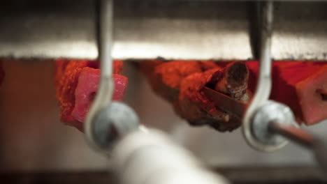 espigas de carne asadas en el estilo rotisserie churrasco parrilla, cocina de filete brasileño, diapositiva de cerca en cámara lenta hd