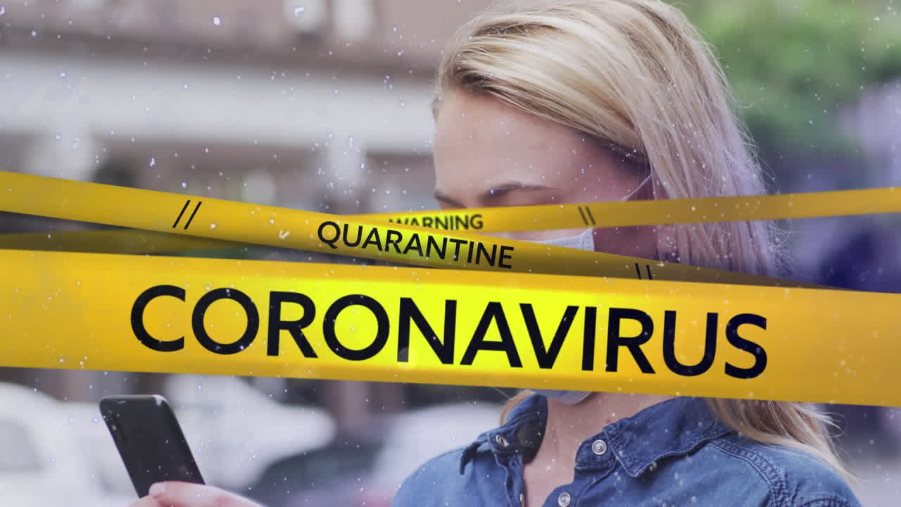 Animazione del testo coronavirus su nastro di pericolo sopra una donna con mascherina che usa lo smartphone per strada