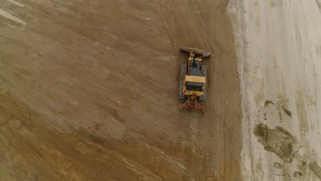 excavadora trabajando en la vista superior del campo