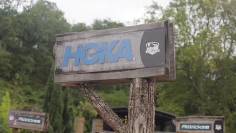 toma en cámara lenta de un patrocinio de hoka en el festival de los templarios