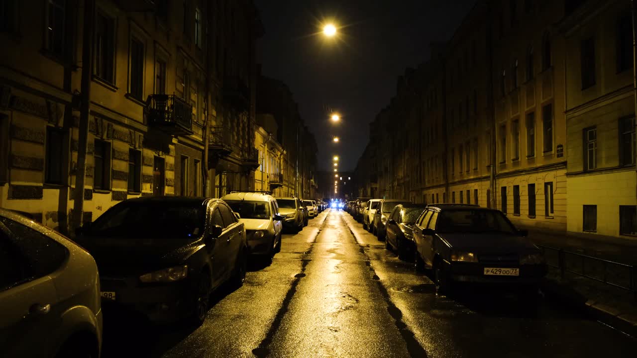 Veduta notturna di una strada a San Pietroburgo, Russia