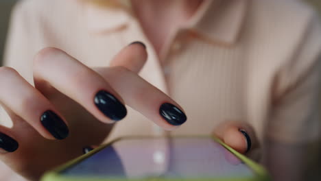 una mujer usando un teléfono inteligente de primer plano. una chica con un teléfono móvil navegando por internet.
