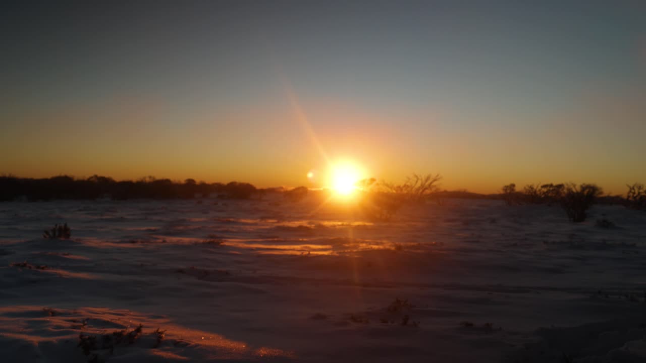 el time-lapse del atardecer sobre una cumbre nevada en los alpes australianos