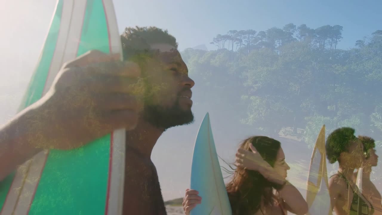 Un surfista che entra nella lineup innesca un gruppo di surfisti che scrutano l'orizzonte e si preparano per una sessione di surf.