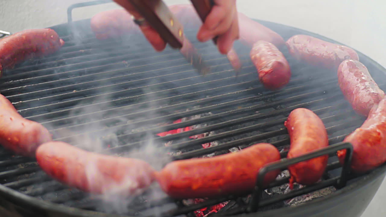 toma panorámica de salchichas a la parrilla mexicanas rodantes rodeadas por un anillo de salchichas en la barbacoa