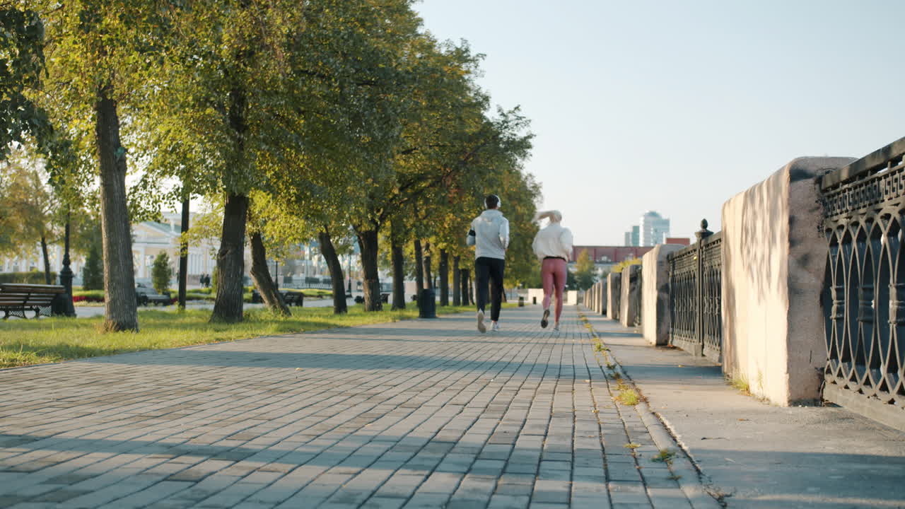 공원에서 달리는 부부