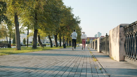 una pareja corriendo en un parque.