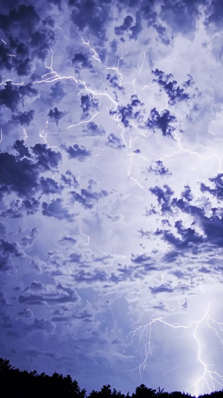Intenso temporale con fulmini che squarcia il cielo notturno scuro