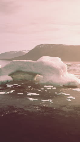 impresionante iceberg en el ártico