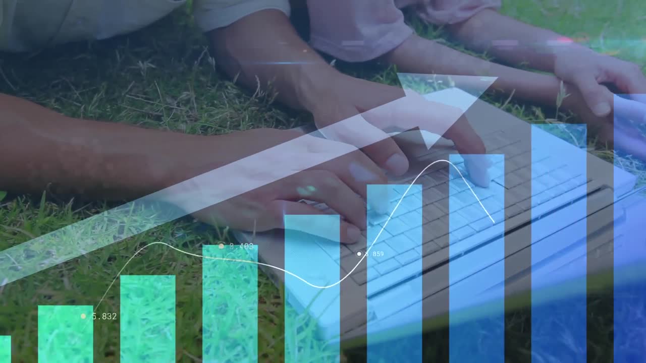 노트북을 사용하여 사람 위에서 화살표와 통계 처리의 애니메이션