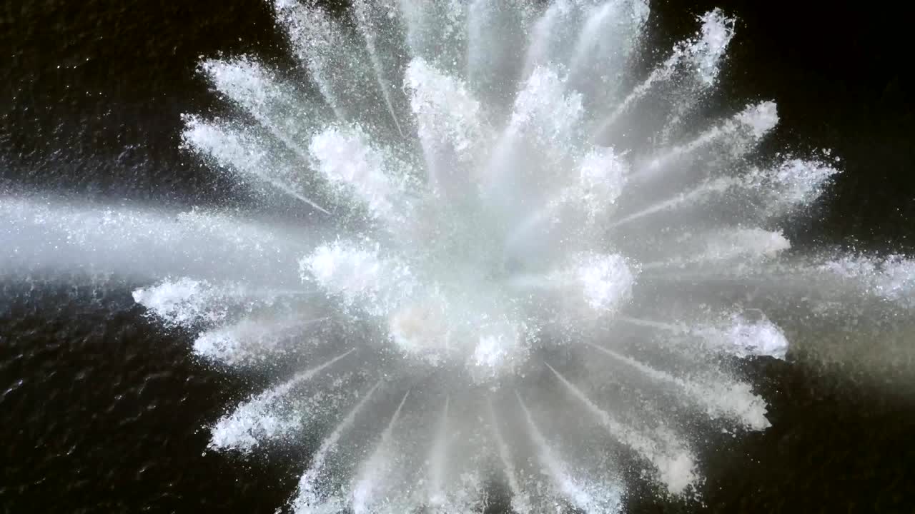 꽃 모양 의 분수 의 공중 사진