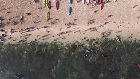 Vista-Aérea,-Actividades-De-Los-Turistas-De-Vacaciones-En-La-Playa-De-Sadranan,-Gunung-Kidul,-Yogyakarta-Usando-Canoas-Y-Nadando