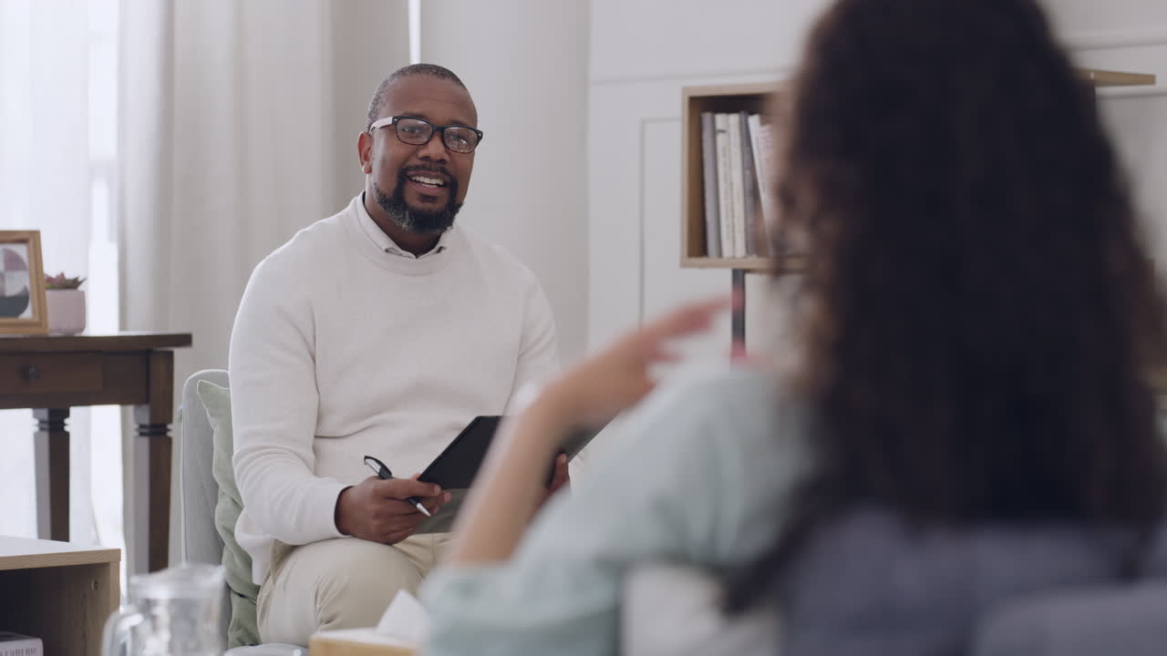 Afrikansk mandlig psykolog, der skriver noter
