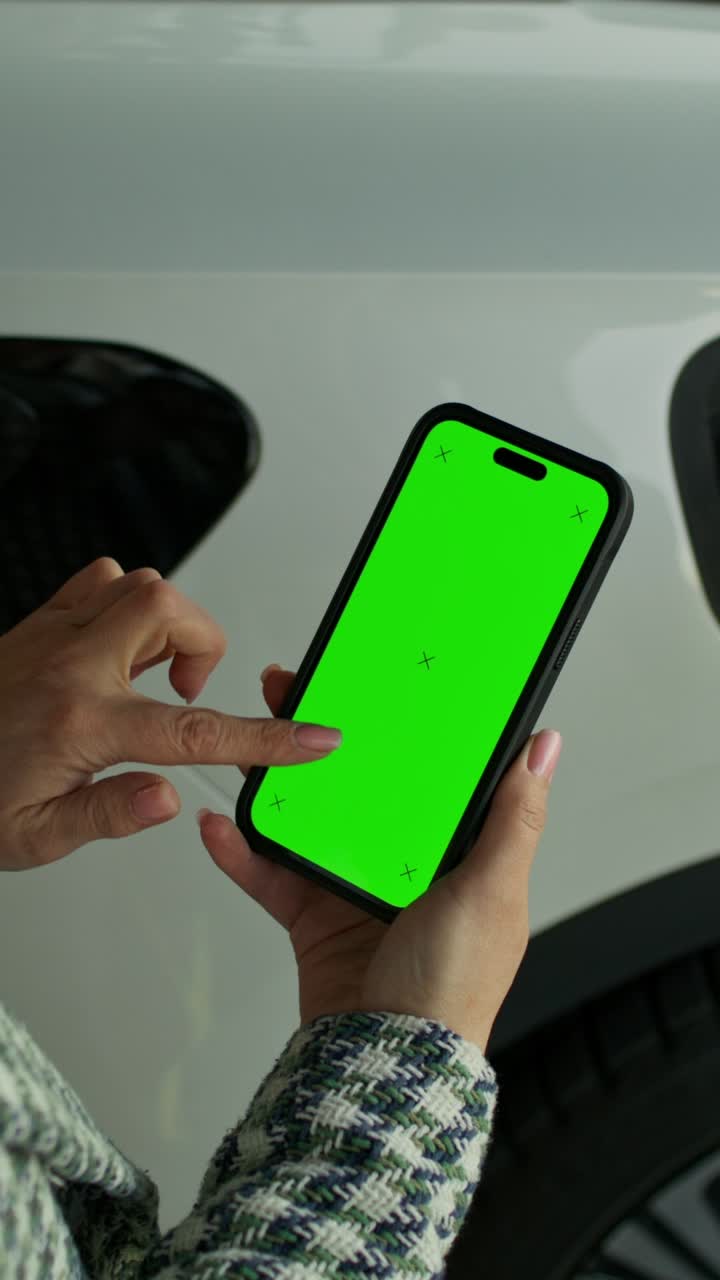 mujer usando un teléfono inteligente con pantalla verde