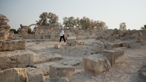 una mujer explorando antiguas ruinas.
