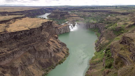 Drohne,-Die-Hoch-über-Der-Schlucht-Des-Schlangenflusses-Fliegt,-Einschließlich-Des-Twin-Falls-wasserfalls-In-Idaho