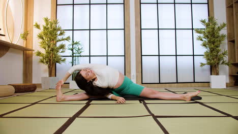 mujer haciendo yoga en el interior