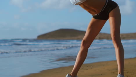 Mujer-Estirando-Las-Piernas-Y-Los-Isquiotibiales-Haciendo-Posición-De-Estiramiento-De-Yoga-De-Flexión-Hacia-Adelante-En-La-Playa-Fitness-Mujer-Relajante-Y-Practicando-Deporte-Y-Yoga.