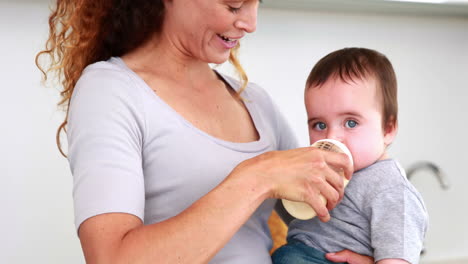 Madre-Alimentando-A-Su-Hijo-Con-El-Biberón