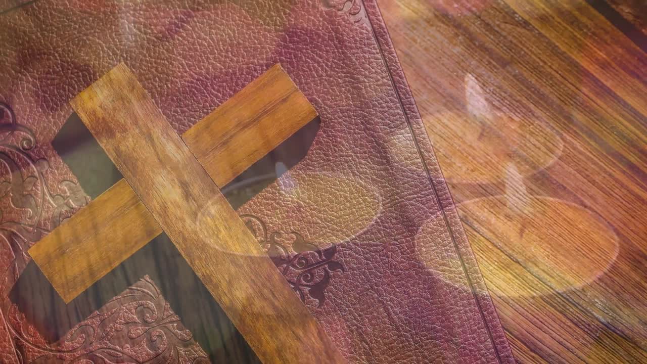 성서 의 나무 십자가 에 대항 하여 나무 표면 에 불타는  ⁇ 불 의 합성 비디오