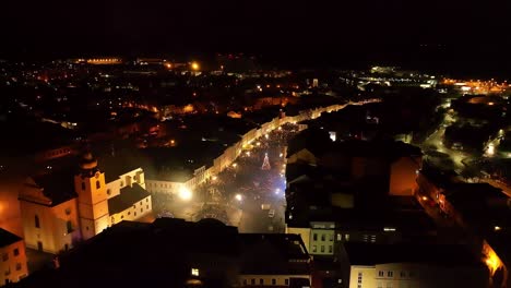 Una-Multitud-De-Personas-Llenó-La-Plaza-Iluminada-Para-Celebrar-El-Año-Nuevo-Juntos-En-La-Víspera-De-Año-Nuevo