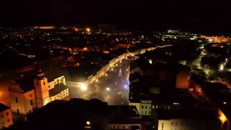 una multitud de personas llenó la plaza iluminada para celebrar el año nuevo juntos en la víspera de año nuevo