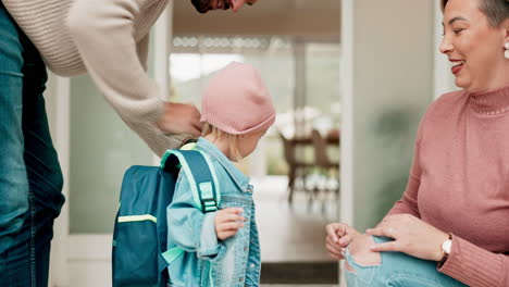 Niño,-Padres-Ayudando-Con-La-Mochila