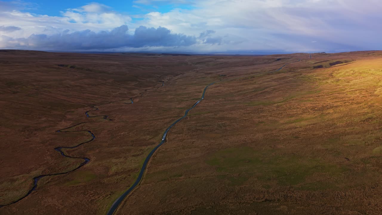 Vista panoramica di valli e brughiere nello Yorkshire Dales, vicino ad Hawes.