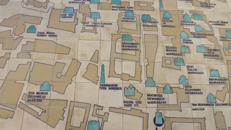 el mapa de la ciudad vieja de khiva en los azulejos de cerámica - ampliar