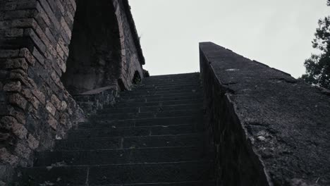 antiguos escalones en el anfiteatro de pompeya, italia